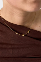 Ketting met bolletjes en hartjes met steen