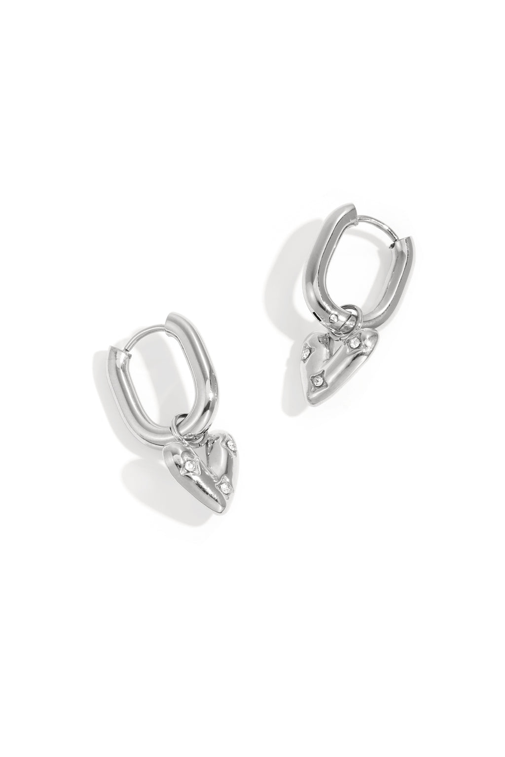 Moderne rechthoekige oorbellen met strass hart detail