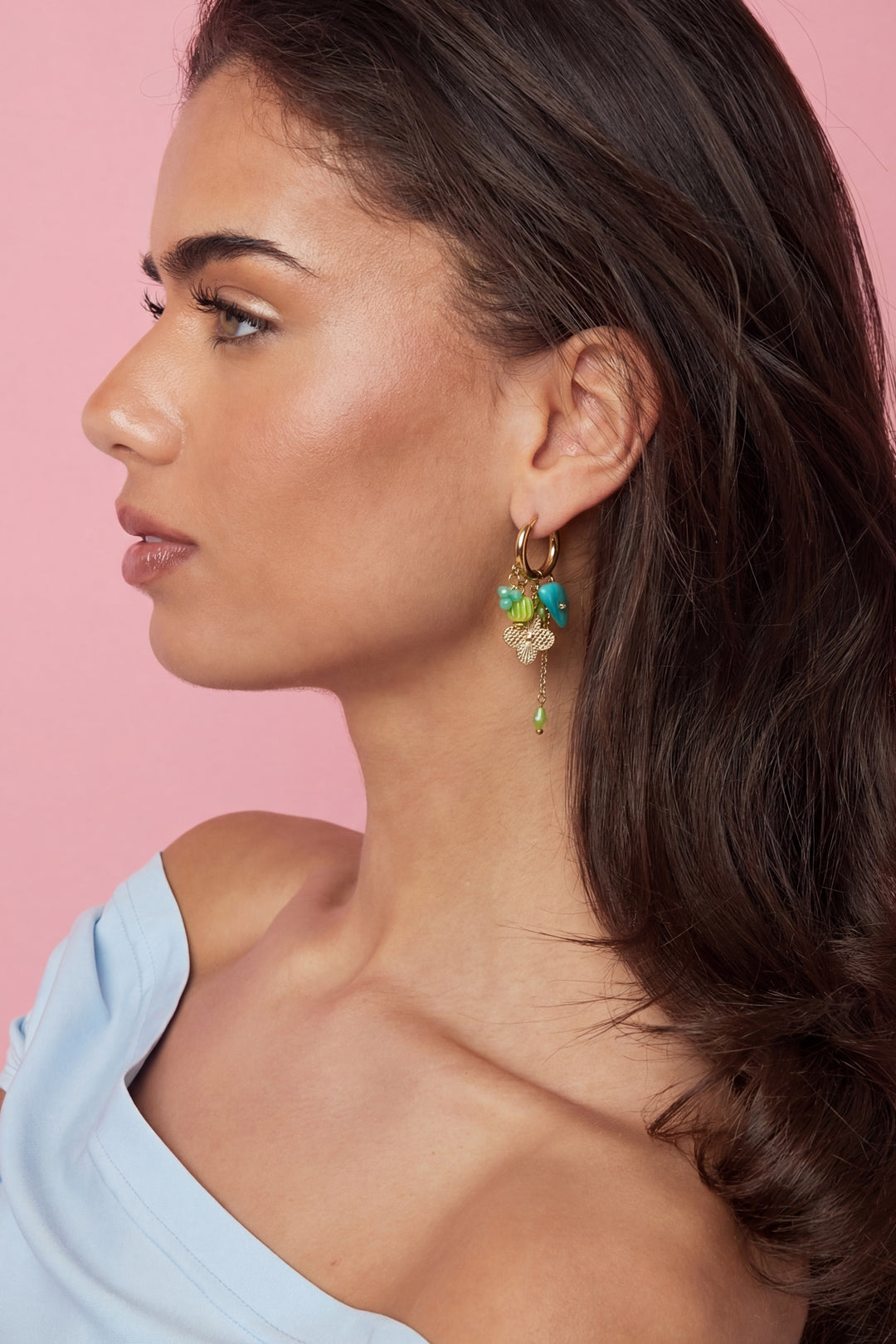 Statement oorbellen met kralen kristal en schelpdetails