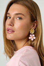 Statement oorbellen met dubbele bloem en emaille details