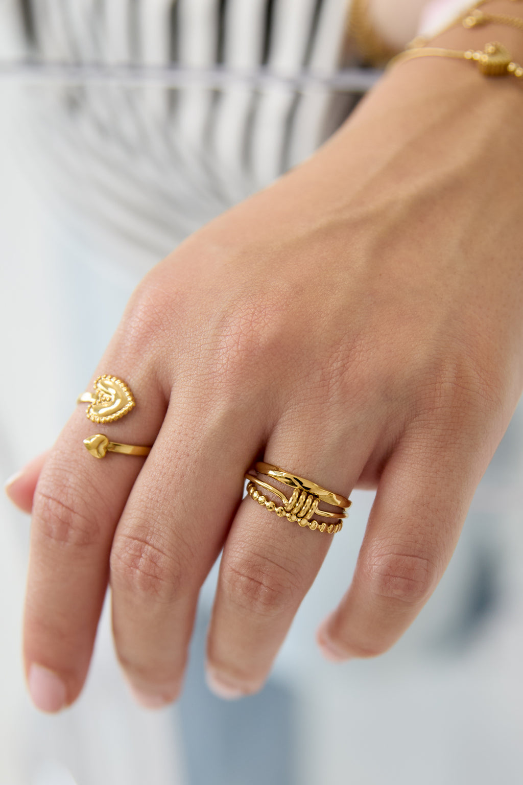 Gelaagde ring met minimalistisch gedraaid detail