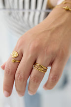 Gelaagde ring met minimalistisch gedraaid detail