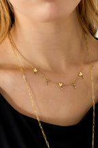 Korte goudkleurige ketting met hangende hartjes