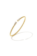 Symmetrisch gestipte bangle met gedetailleerde uiteinden