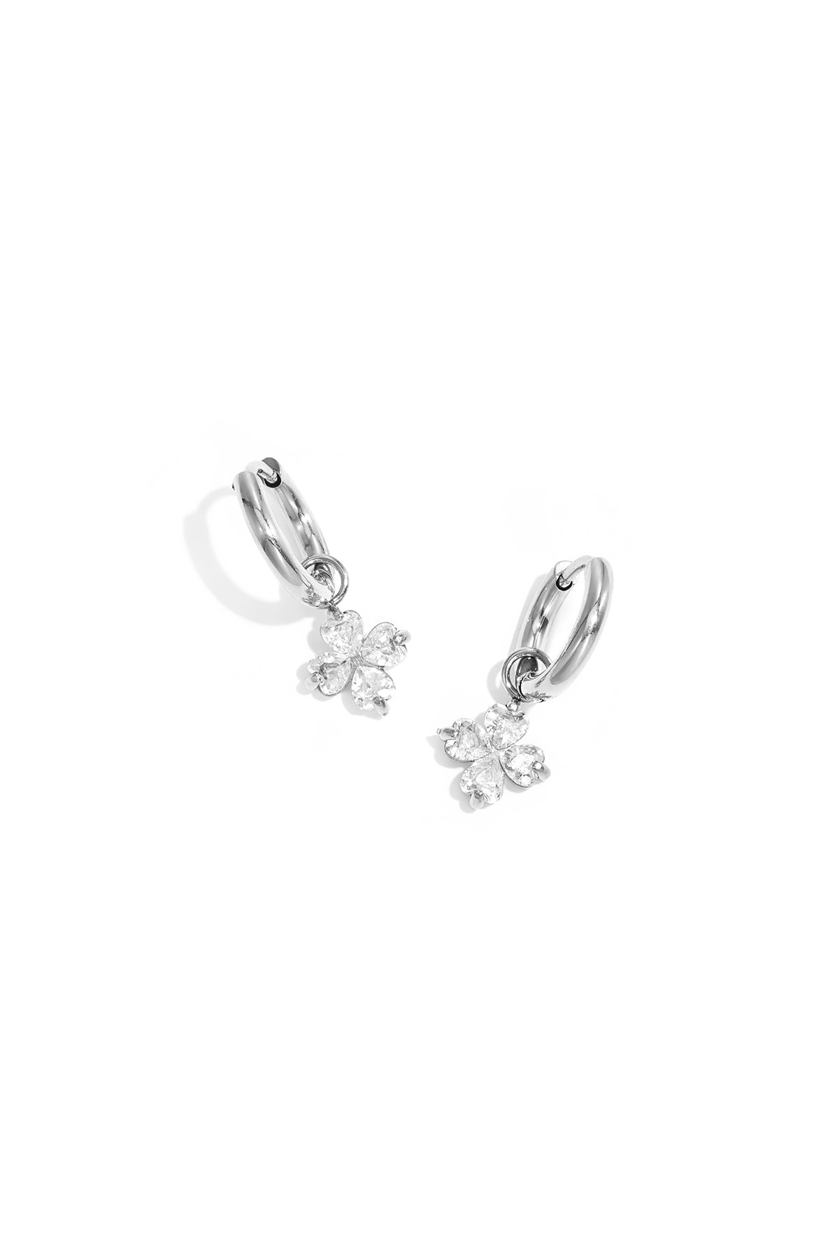 Elegante dames oorbellen met klavertje en subtiele sparkle