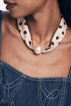 Detail van Dottie zomersjaal met stippen